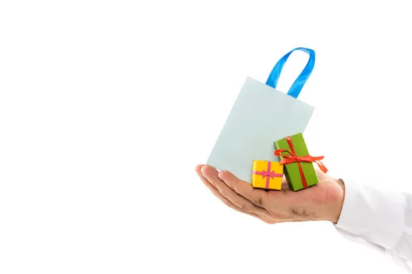 Обрізаний Вид Людини Тримає Сумку Покупок Крихітні Подарункові Коробки Ізольовані — стокове фото