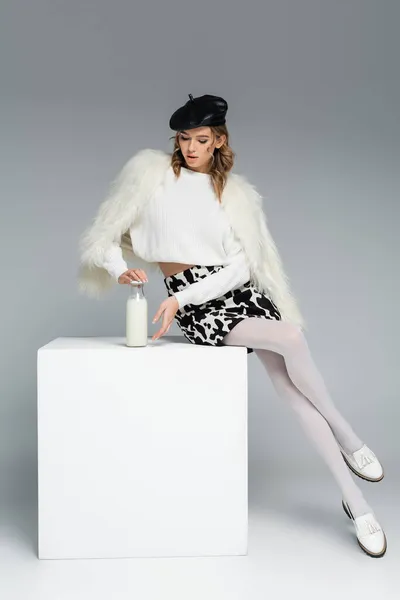 Full Length Young Woman Beret White Faux Fur Jacket Skirt — Stock Photo, Image