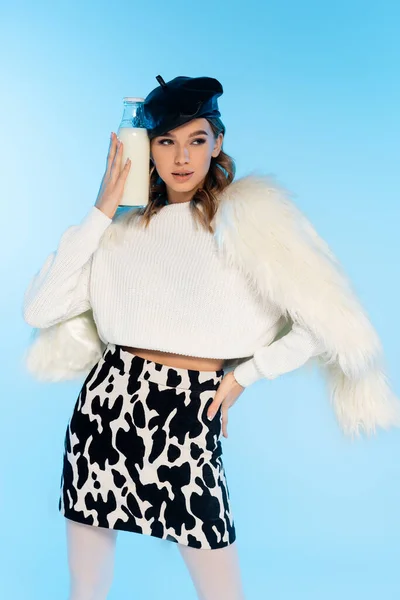 Young Woman Beret White Faux Fur Jacket Skirt Animal Print — Stock Photo, Image