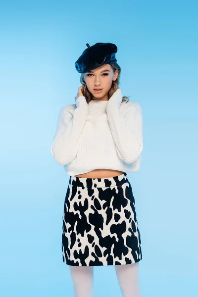 Femeie Destul Tânără Beretă Pulover Fustă Imprimare Vacă Pozând Albastru — Fotografie, imagine de stoc