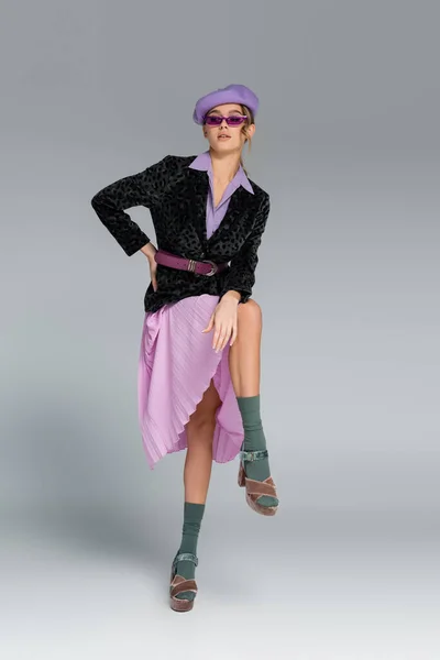 Полная Длина Стильной Женщины Берете Фиолетовой Юбке Блейзере Изображением Животных — стоковое фото