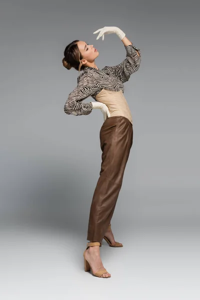 Comprimento Total Mulher Elegante Blusa Com Impressão Zebra Posando Com — Fotografia de Stock