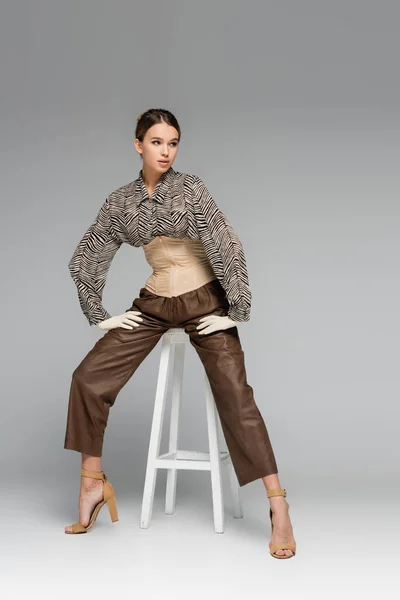 Longitud Completa Mujer Joven Moda Blusa Con Estampado Cebra Sentado — Foto de Stock