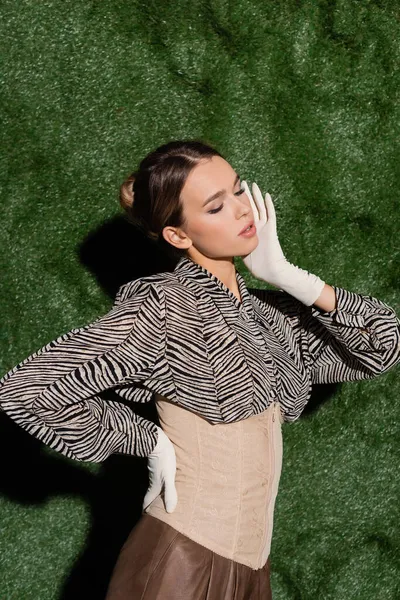 Jovem Modelo Moda Blusa Com Impressão Zebra Espartilho Luvas Posando — Fotografia de Stock