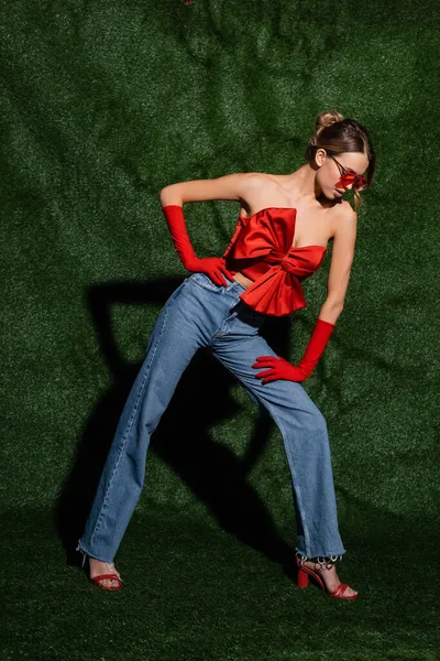 Longitud Completa Mujer Blusa Roja Gafas Sol Jeans Posando Con — Foto de Stock
