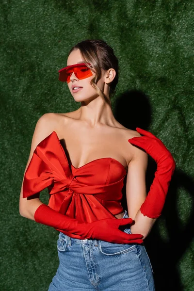 Modelo Elegante Blusa Vermelha Óculos Sol Luvas Posando Perto Fundo — Fotografia de Stock