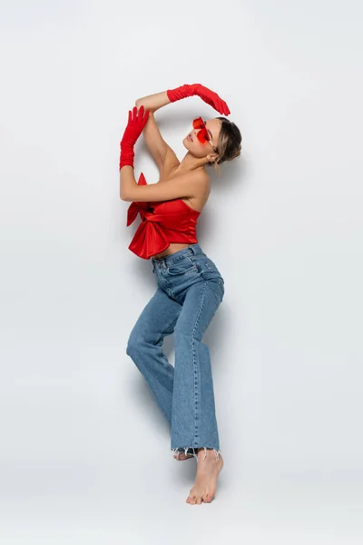Longitud Completa Joven Descalza Blusa Roja Gafas Sol Guantes Posando — Foto de Stock