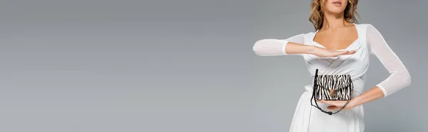 Обрізаний Вид Молодої Моделі Білому Вбранні Тримає Гаманець Принтом Зебри — стокове фото