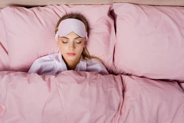 Bovenaanzicht Van Vrouw Met Masker Slapen Roze Beddengoed Thuis — Stockfoto