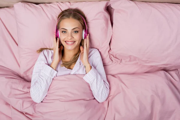 Top View Woman Headphones Smiling Camera Bed — Stock Photo, Image