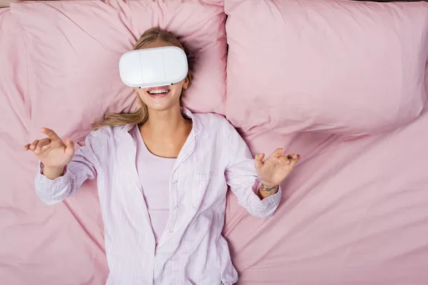 Vista Superior Mujer Sonriente Usando Auriculares Cama Casa — Foto de Stock