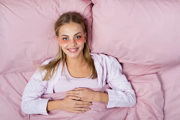 안대를 침대에 카메라를 미소짓는 여자의 — 스톡 사진