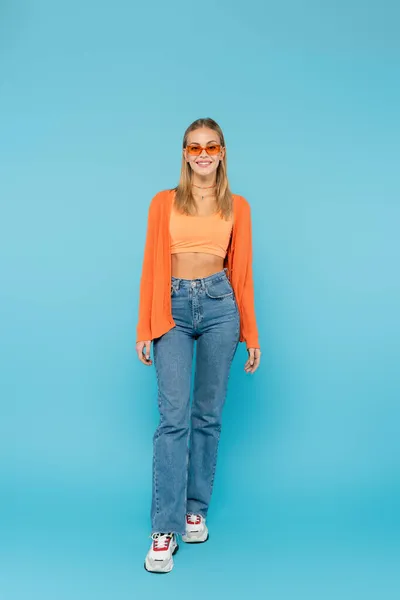 Longitud Completa Mujer Sonriente Gafas Sol Jeans Mirando Cámara Sobre —  Fotos de Stock