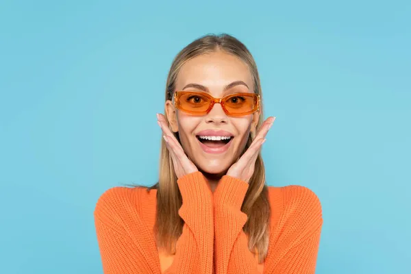 Mujer Rubia Excitada Gafas Sol Mirando Cámara Aislada Azul —  Fotos de Stock