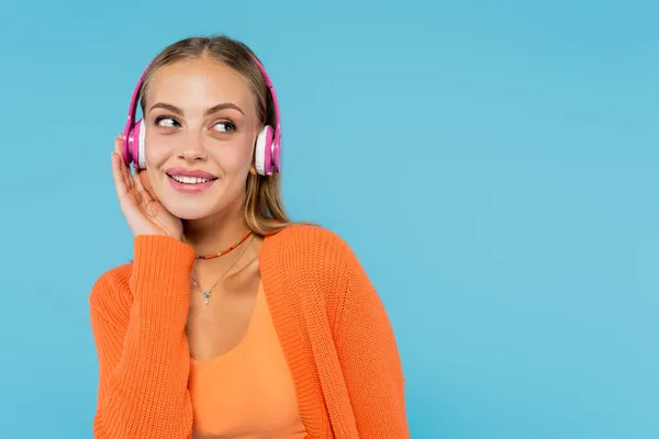 Mavi Kulaklıkla Müzik Dinleyen Güzel Sarışın Kadın — Stok fotoğraf
