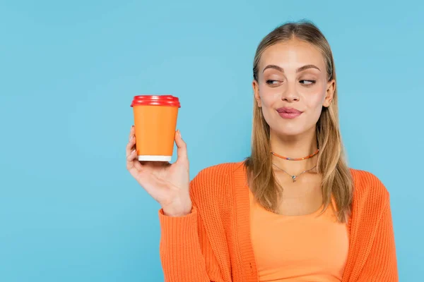 Ung Blond Kvinna Tittar Kaffe För Att Isolerad Blå — Stockfoto
