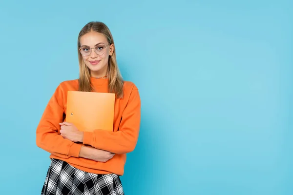 Estudante Sorridente Óculos Segurando Pasta Papel Isolado Azul — Fotografia de Stock