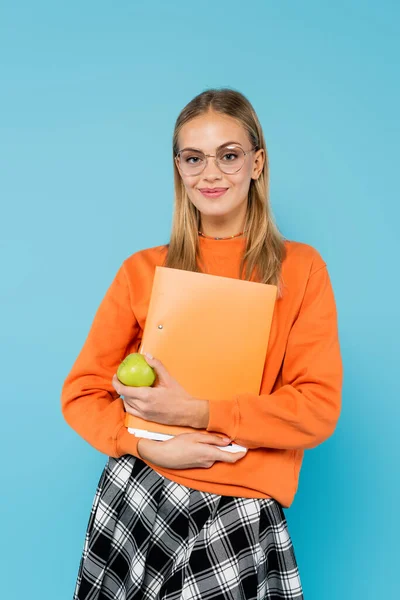 Studente Bionda Occhiali Possesso Cartella Carta Mela Isolato Blu — Foto Stock