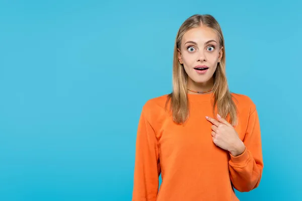 Geschokt Blonde Vrouw Wijzend Met Vinger Geïsoleerd Blauw — Stockfoto