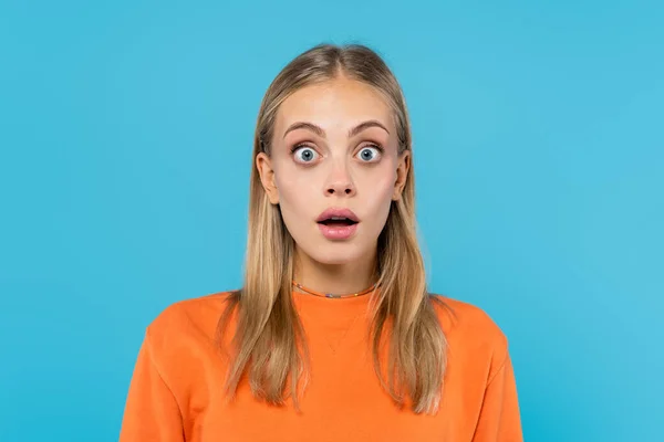 Shocked Blonde Woman Sweatshirt Looking Camera Isolated Blue — Stock Photo, Image