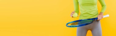Tenis raketi ve topu sarı pankartta izole edilmiş spor kadını manzarası.