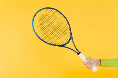 Sarı renkte tenis raketi tutan sporcu kadın manzarası.