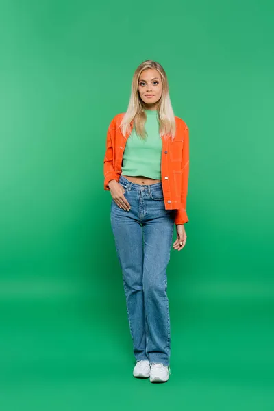 Visão Comprimento Total Mulher Sorridente Jeans Jaqueta Laranja Com Mão — Fotografia de Stock