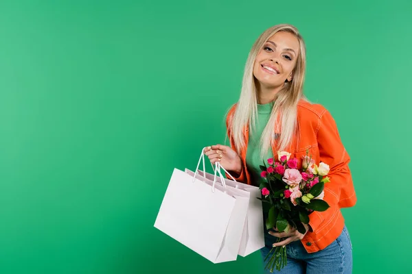Mujer Alegre Con Bolsas Compras Ramo Sonriendo Cámara Aislado Verde — Foto de Stock