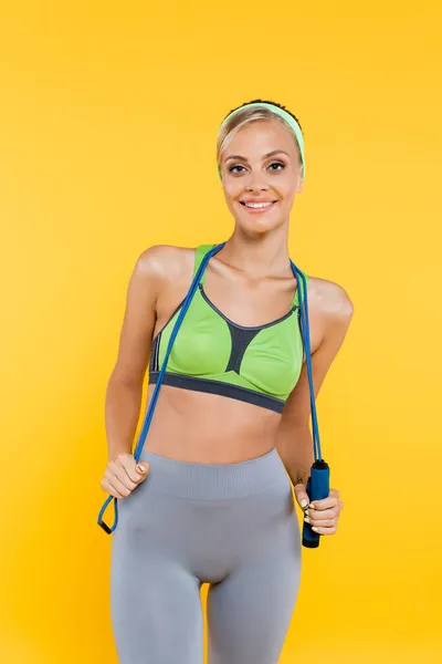 Mujer Feliz Deportiva Con Saltar Cuerda Sonriendo Cámara Aislada Amarillo — Foto de Stock