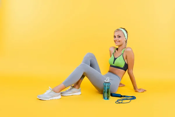 Cheerful Woman Sportswear Looking Camera While Sitting Sports Bottle Skipping — Stock Photo, Image