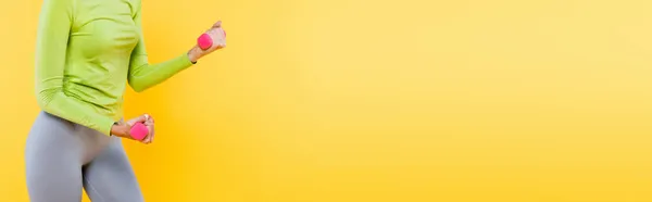 Частковий Вигляд Жінки Спортивних Легінсах Працюють Гантелями Ізольовані Жовтому Банер — стокове фото