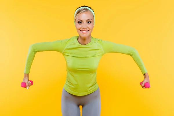 Mujer Joven Feliz Haciendo Ejercicio Con Pesas Mientras Mira Cámara — Foto de Stock