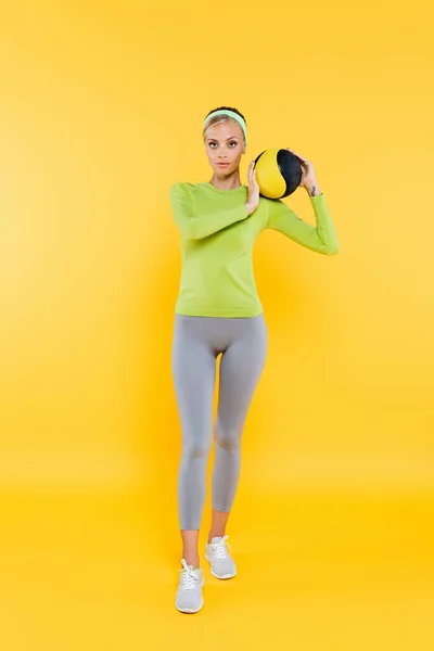 Vue Pleine Longueur Jeune Femme Tenue Sport Ballon Sur Jaune — Photo