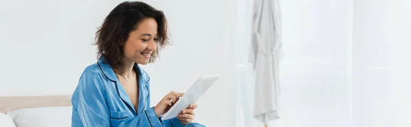 Χαρούμενη Νεαρή Γυναίκα Μπλε Πιτζάμες Χρησιμοποιώντας Ψηφιακό Tablet Στο Σπίτι — Φωτογραφία Αρχείου