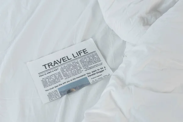 Θέα Υψηλής Γωνίας Της Ταξιδιωτικής Εφημερίδας Ζωής Λευκό Κρεβάτι — Φωτογραφία Αρχείου