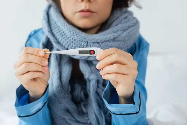 Vista Ritagliata Malata Giovane Donna Sciarpa Lavorata Maglia Con Termometro — Foto Stock