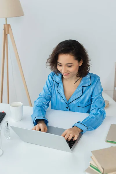 Alegre Joven Freelancer Utilizando Ordenador Portátil Cerca Taza Libros —  Fotos de Stock