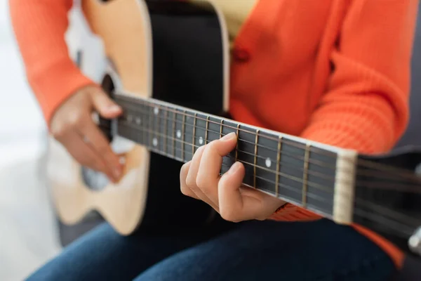 Vista Cortada Jovem Tocando Guitarra Acústica Casa — Fotografia de Stock