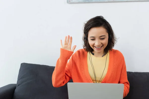 Glückliche Junge Bedienungspersonal Headset Winkt Hand Während Videoanruf — Stockfoto