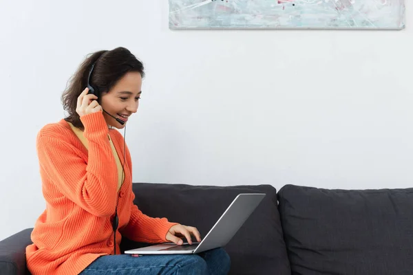 Alegre Joven Mujer Auriculares Usando Ordenador Portátil Casa — Foto de Stock