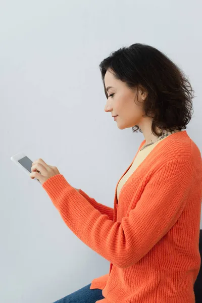 Visão Lateral Mulher Jovem Usando Tablet Digital Casa — Fotografia de Stock