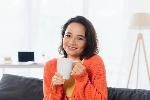 Felice Giovane Donna Tenendo Tazza Casa — Foto Stock