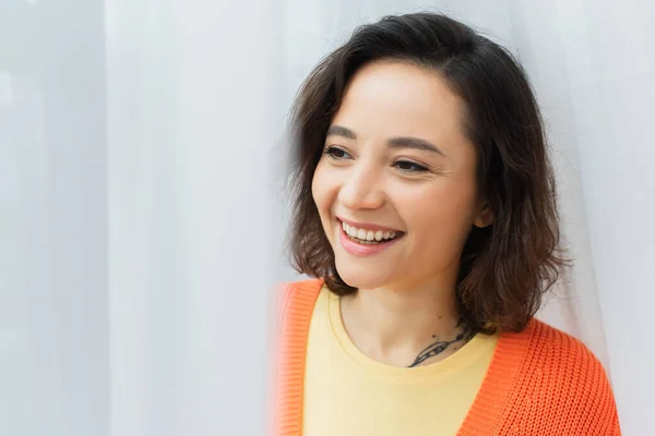 Retrato Mujer Joven Alegre Tatuada Sonriendo Cerca Cortina Blanca — Foto de Stock