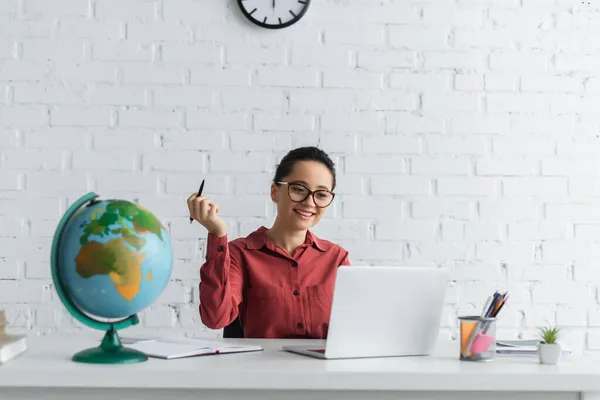 Insegnante Felice Negli Occhiali Usando Computer Portatile Tenendo Penna Mentre — Foto Stock