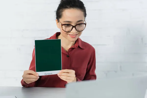 Glada Lärare Glasögon Hålla Kort Med Gröna Bokstäver Och Titta — Stockfoto