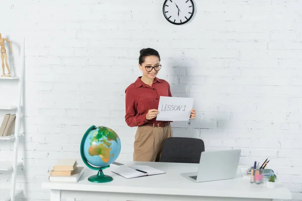 Vrolijk Leraar Bril Houden Papier Met Les Een Belettering Kijken — Stockfoto