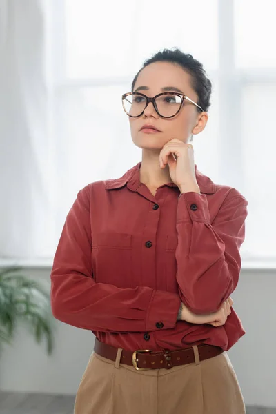 Pensiv Ung Lärare Glasögon Tittar Bort — Stockfoto