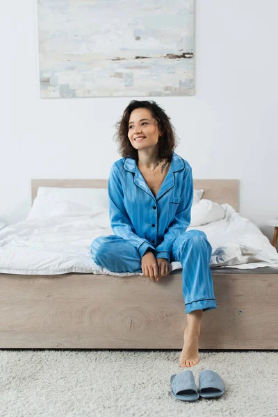 Glad Tatuerad Kvinna Pyjamas Sittandes Sängen — Stockfoto