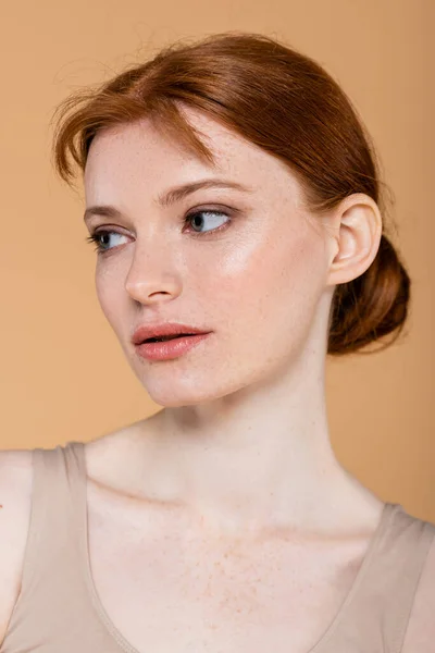 Portré Vörös Hajú Tiszta Bőrrel Néz Félre Elszigetelt Bézs — Stock Fotó