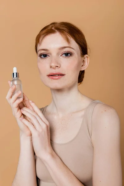 Portrait Freckled Woman Holding Cosmetic Serum Isolated Beige — Stok Foto